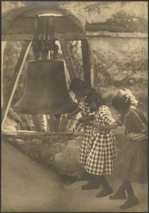 Kinder, die eine Glocke läuten