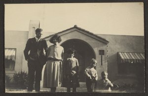 [Familienporträt vor dem Haus] von Louis Fleckenstein
