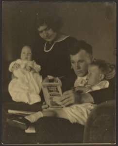 [Familienporträt mit Einem Kindergartengedicht] von Louis Fleckenstein