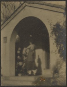 Tänzerin vor Haus von Louis Fleckenstein