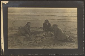 Figuren am Strand sitzend von Louis Fleckenstein