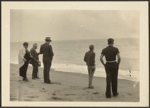 [Familie Fleckenstein am Strand] von Louis Fleckenstein