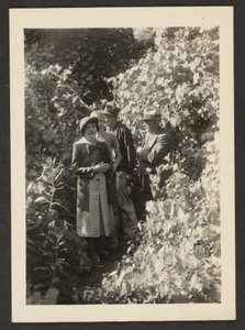 [Fleckenstein, Florence und ihre Söhne im Wald]