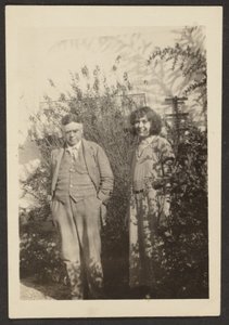 [Fleckenstein und Florence im Garten]