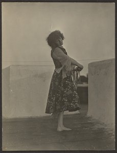 [Florence tanzt auf dem Dach] von Louis Fleckenstein