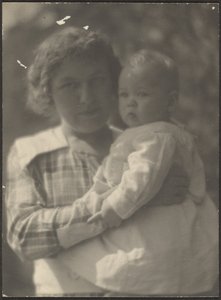 Florence hält ein Baby von Louis Fleckenstein
