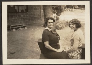 Florence und Freund im Hinterhof von Louis Fleckenstein