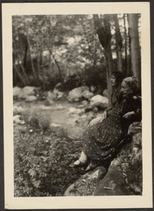 [Florence und Frau Fleckenstein am Waldbach]
