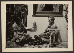 [Florence und Sohn mit Avocados] von Louis Fleckenstein