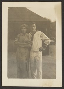 [Florence und junger Mann in Marineuniform] von Louis Fleckenstein