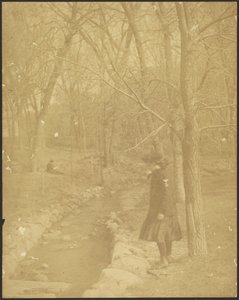 Mädchen am Bach stehend von Louis Fleckenstein