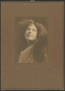 Mädchen mit gelöstem Haar von Louis Fleckenstein