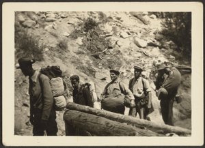 Gruppe von Männern beim Wandern