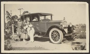 [Gruppe mit Auto] von Louis Fleckenstein