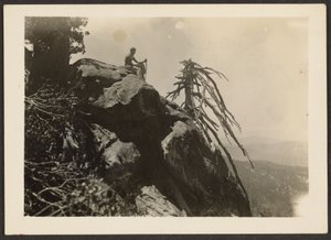 [Wanderer auf Felsen sitzend] von Louis Fleckenstein