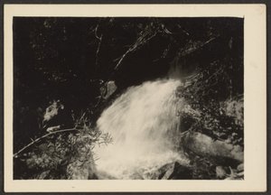 Landschaft mit Wasserfall