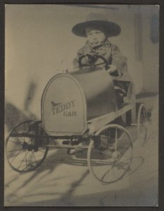 Kleiner Junge im Teddy-Auto