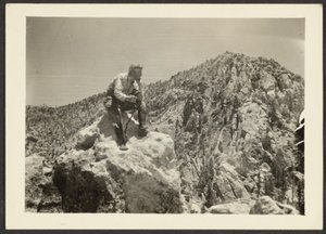 [Mann auf Felsen]