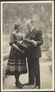 Mann und Frau stehen draußen mit Zeitschrift
