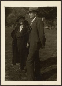Mann und Frau stehen im Gras