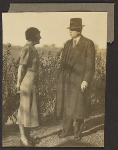 [Mann und Frau an der Hecke]