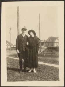 [Mann und Frau auf dem Bürgersteig]