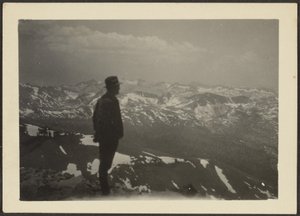 [Mann in bergiger Landschaft] von Louis Fleckenstein
