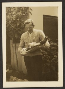 [Mann mit Tauben] von Louis Fleckenstein