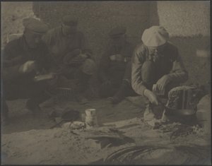 [Männer um Lagerfeuer] von Louis Fleckenstein