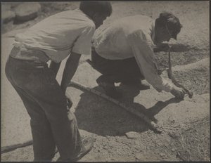 Männer mit Klapperschlange von Louis Fleckenstein
