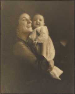 Mutter und Baby im weißen Kleid von Louis Fleckenstein