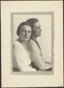 Porträt von zwei Frauen vor weißem Hintergrund von Louis Fleckenstein