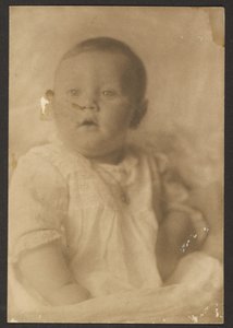 [Porträt eines Babys im Spitzenkleid] von Louis Fleckenstein