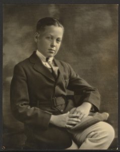 Porträt eines Jungen mit Mütze auf dem Knie von Louis Fleckenstein