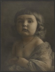 Porträt eines Kindes in Gaze von Louis Fleckenstein