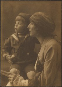 Porträt einer Mutter und eines Kindes im Matrosenanzug von Louis Fleckenstein