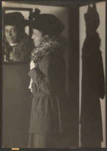 [Porträt einer Frau, ihr Spiegelbild und Schatten]