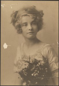 Porträt einer Frau mit Blumenstrauß und Farn