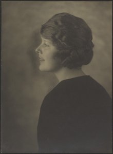 Porträt einer Frau von der Seite von Louis Fleckenstein