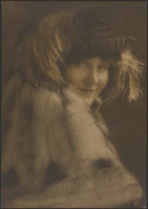Porträt einer Frau mit Hut und Federn von Louis Fleckenstein