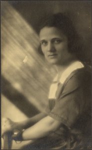 Porträt einer Frau im strömenden Licht von Louis Fleckenstein