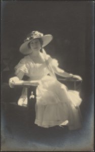 Porträt einer Frau im weißen Kleid von Louis Fleckenstein