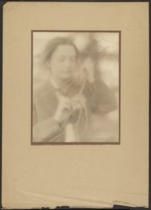 [Porträt einer Frau mit Vogelnest und Zweig] von Louis Fleckenstein
