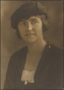 Porträt einer Frau mit Kameenadel von Louis Fleckenstein