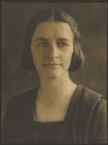 Porträt einer Frau mit gestreifter Jacke von Louis Fleckenstein