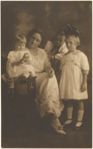 Porträt einer Frau mit drei Kindern von Louis Fleckenstein