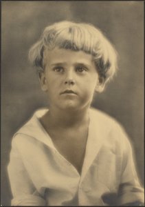 Porträt eines Jungen im weißen Hemd von Louis Fleckenstein