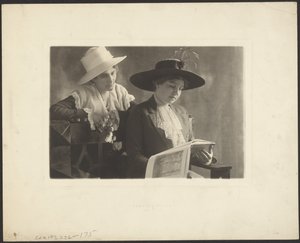 Porträt von zwei Frauen mit Buch