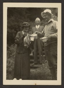 [Tee einschenken im Freien]