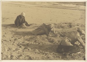 [Drei Mädchen bauen Sandburgen im Winter] von Louis Fleckenstein